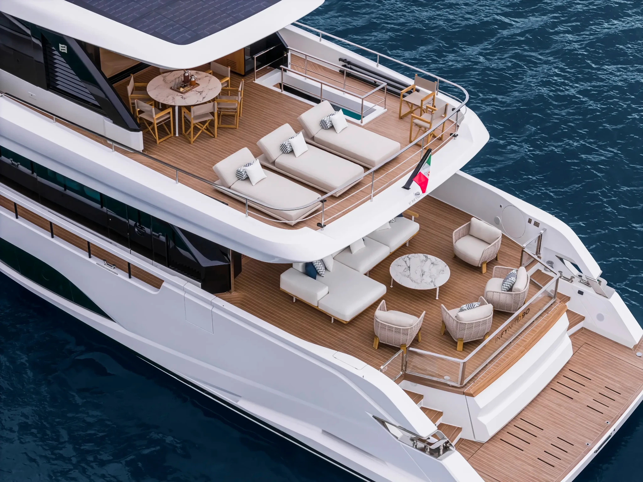 Ferretti INFYNITO 90 lüks motoryat güvertesi